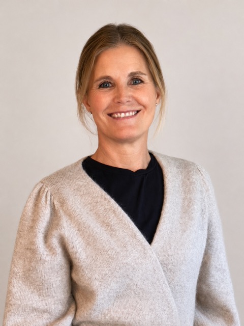 dame som ser i kameraet
