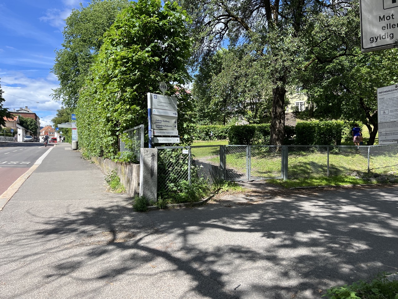 Fortau med busstopp på sommeren